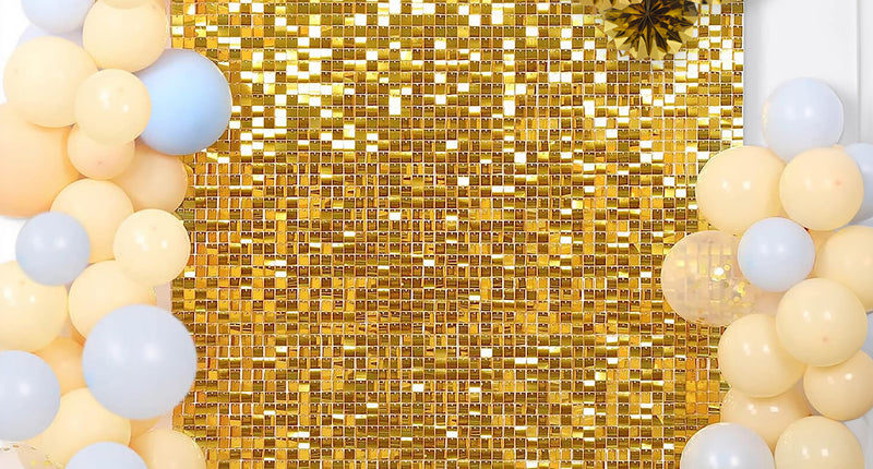 Gouden photobooth achtergrond met glanzende vierkantjes als fotowand op een bruiloft
