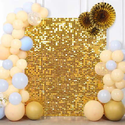Gouden photobooth achtergrond met glanzende vierkantjes als fotowand op een bruiloft