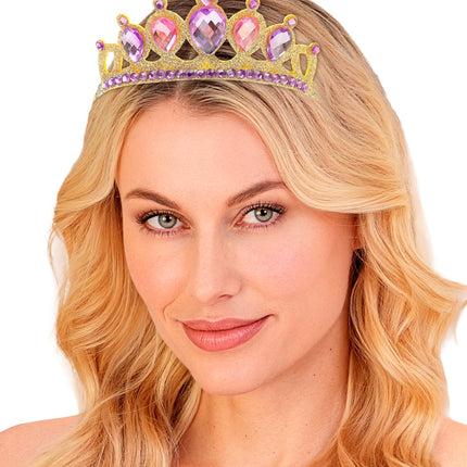 Gouden prinsessen tiara met paarse steenrand gedragen door dame, close-up