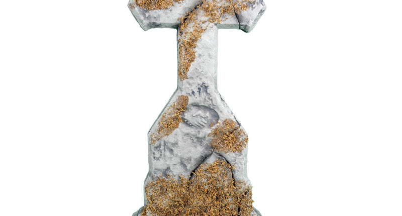 Grafsteen klein in kruisvorm, wit grijs met okergele mosdetails, 62 cm hoge Halloween decoratie