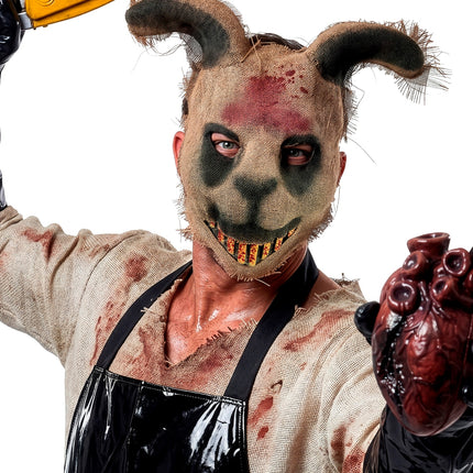 Grijnzend konijnenmasker met geel-rode tanden bij een bloederige horror-outfit