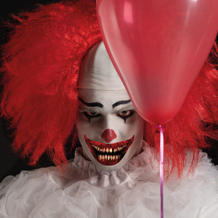 Grijnzende clownlook met witte vetschmink en tandentattoo op de mond, geschminkt voor Halloween