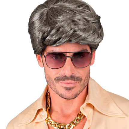 Grijze herenpruik Rick met volume op de kruin, gedragen in een discolook voor een jaren 70-feest