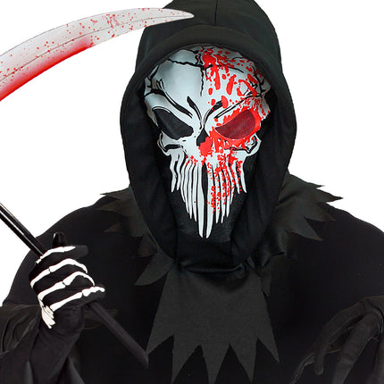 Grim reaper masker met kap gedragen op Halloween, rood doorkijkoog en bloed over de schedel