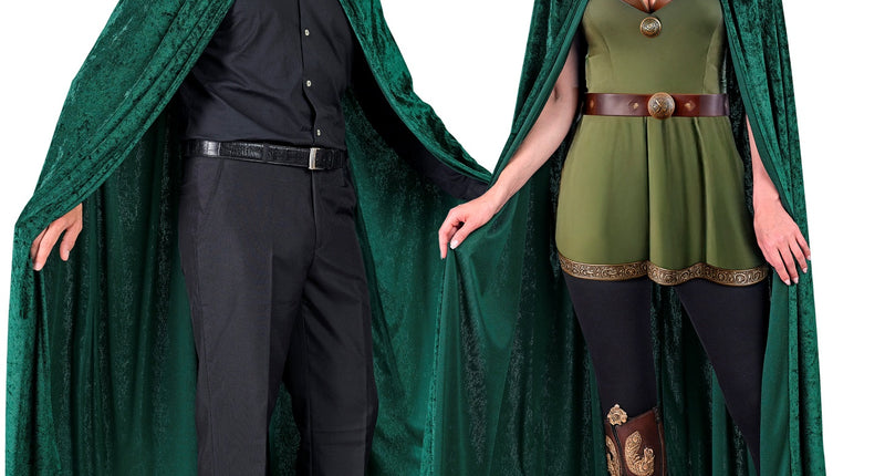 Groen fluwelen cape met kap 140 cm Finn gedragen door man en vrouw bij een fantasy-outfit