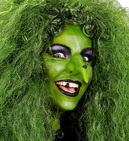 Groen geschminkte heksenlook met groene pruik, zwarte lippen en spitse neus