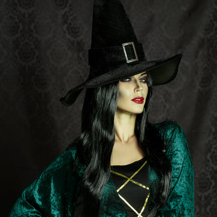 Groen heksengezicht met zwarte ogen en rode lippen geschminkt met het schminkpalet Halloween