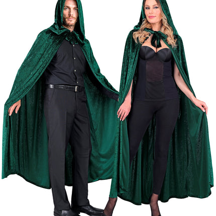 Groene cape met kap over zwarte kleding, met fluwelen strikband in de hals