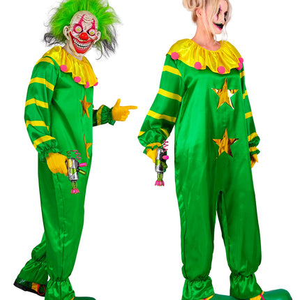 Groene clown jumpsuit Mees met gele mouwstrepen en roze pompons langs de kraag, gedragen door twee modellen