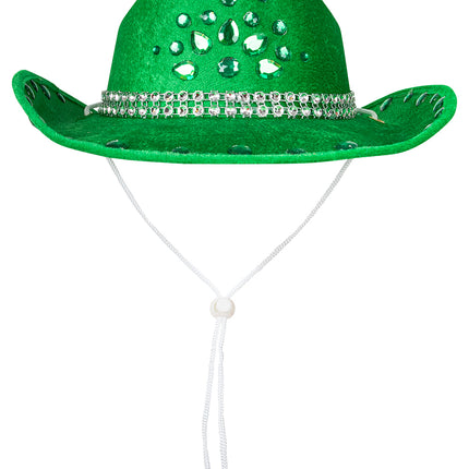 Groene cowboyhoed vooraanzicht met druppelvormige steentjes en wit koord met schuifkraal