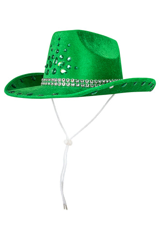 Groene cowboyhoed van de zijkant met opgekrulde rand en rij steentjes langs de boord