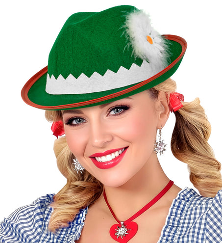 Groene tiroler hoed met bloem gedragen door dame bij geruite blouse op een bierfeest