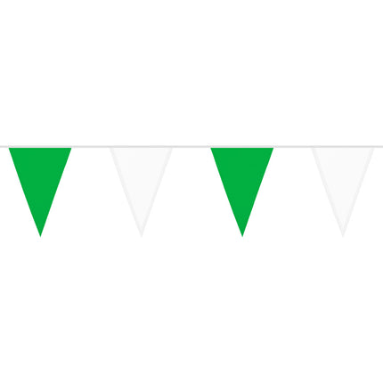 Groene en witte puntvlaggetjes die om en om aan de lijn hangen, als versiering voor St. Patrick's Day