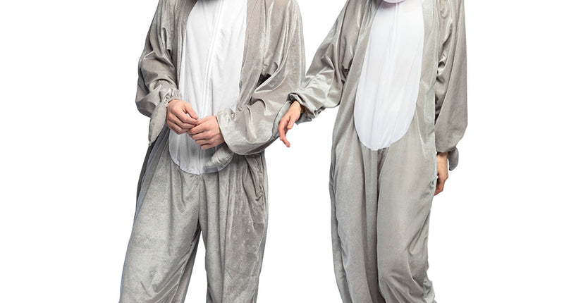 Haaienpak volwassenen in grijs pluche, gedragen door man en vrouw met haaienkop-capuchon op een dierenfeest