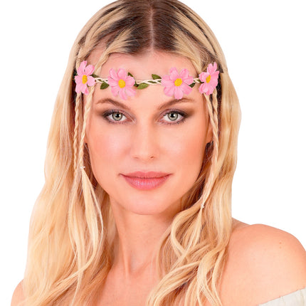 Haarband bloemen roze op blond haar, bloemenkrans laag op het voorhoofd voor hippiefeest