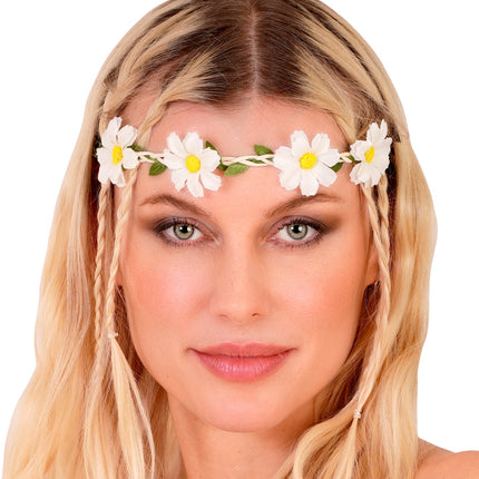 Haarband bloemen wit laag over het voorhoofd gedragen bij blond haar
