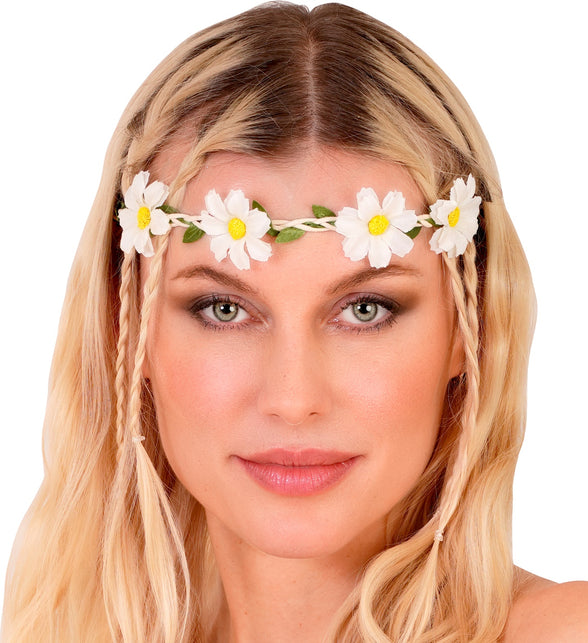 Haarband bloemen wit laag over het voorhoofd gedragen bij blond haar