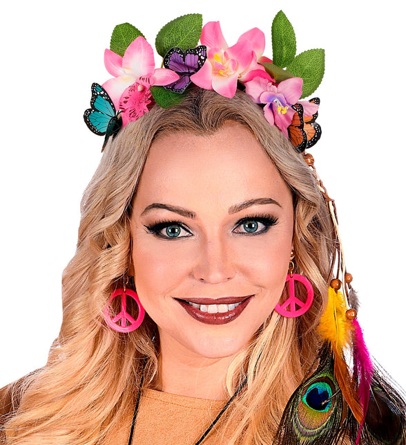 Haarband met roze bloemen en vlinders bij hippieoutfit met peaceteken-oorbellen