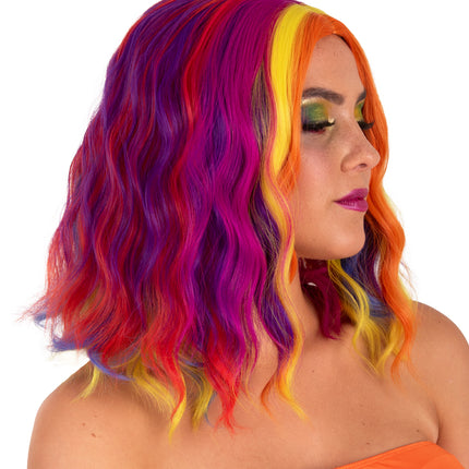 Halflange waves-pruik met gele lok langs het gezicht en paars-roze achterkant