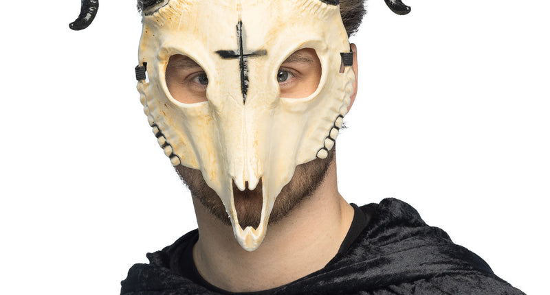 Halfmasker Demon ram crème gedragen door een man, met zwarte gekrulde hoorns boven het hoofd voor Halloween
