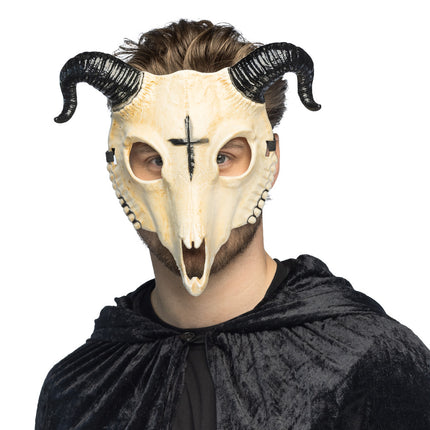 Halfmasker Demon ram crème gedragen door een man, met zwarte gekrulde hoorns boven het hoofd voor Halloween