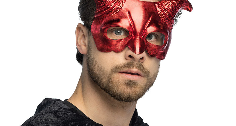 Halfmasker Demoon rood gedragen door een man, metallic rode hoorns boven de ogen voor Halloween