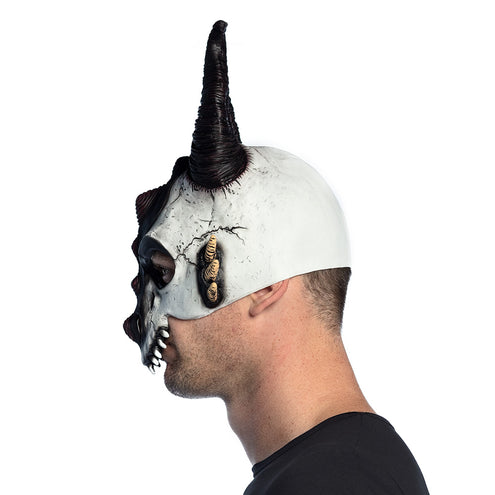 Halfmasker drakenschedel van zijkant: gebogen hoorn en beige tanden langs de wang