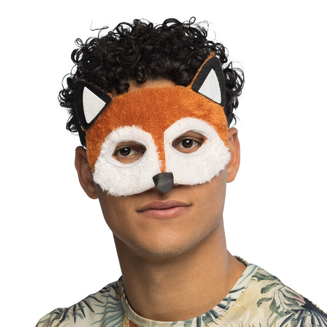Halfmasker vos van pluche op het gezicht van een man, mond en kin blijven vrij