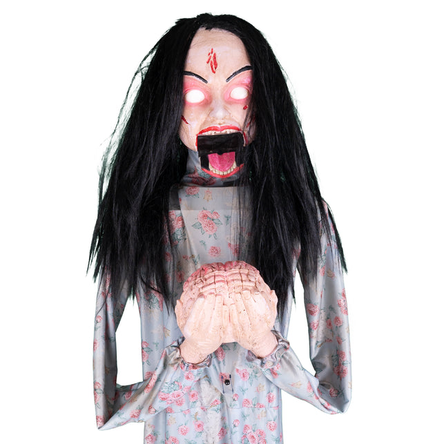 Halloween animatronic Beatrice met oplichtende ogen en open mond boven nephersenen