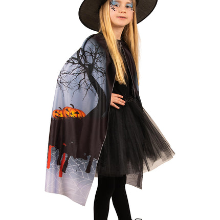 Halloween cape met heksenhoed van zijkant, print met kale boom, pompoenen en bloeddruppels