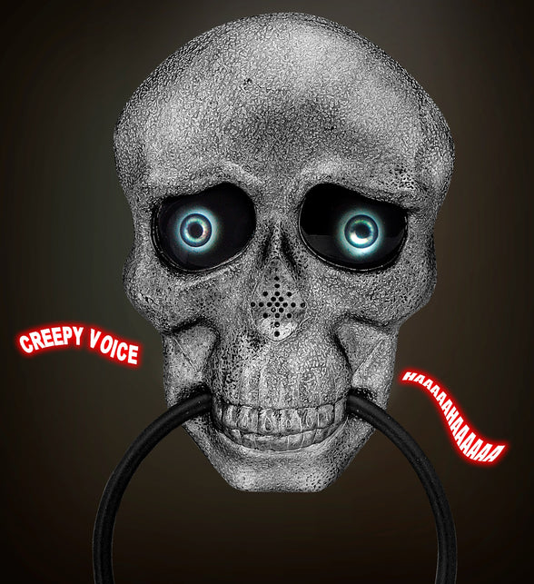 Halloween deurklopper schedel met blauwwit oplichtende ogen en luidsprekergaatjes in de neus