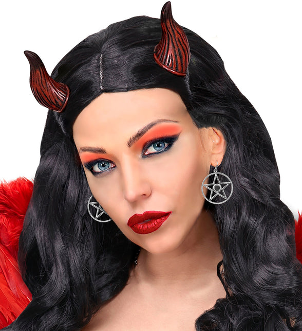 Halloween oorbellen met steen gedragen bij een duivelinnenlook met zwart haar