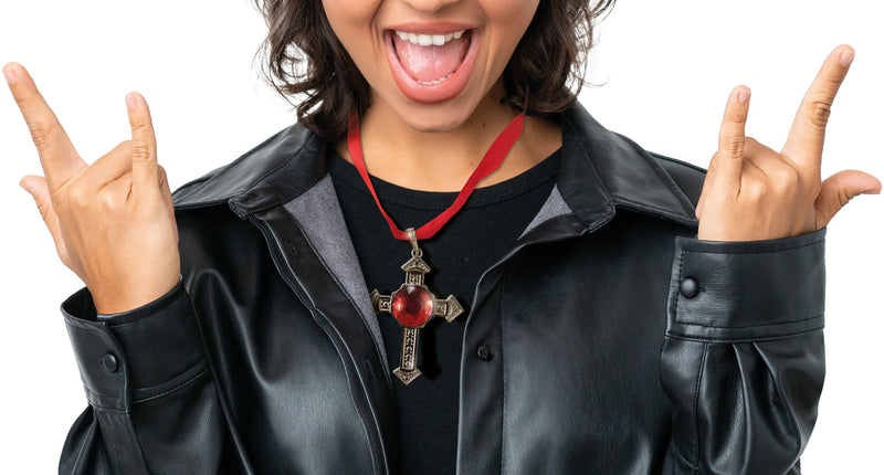 Halsketting met kruisje gedragen over zwarte outfit, goudkleurig kruis met rode steen aan rood lint, voor Halloween
