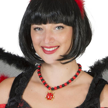 Halsketting lieveheersbeestje gedragen door dame bij een rood-zwarte verkleedoutfit