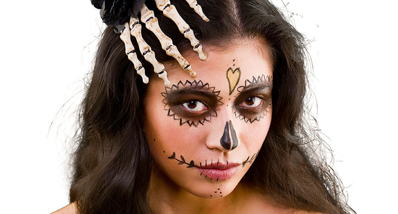 Hand skelet haarclip met zwarte roos in donker haar, gedragen bij een sugar skull-look voor Halloween