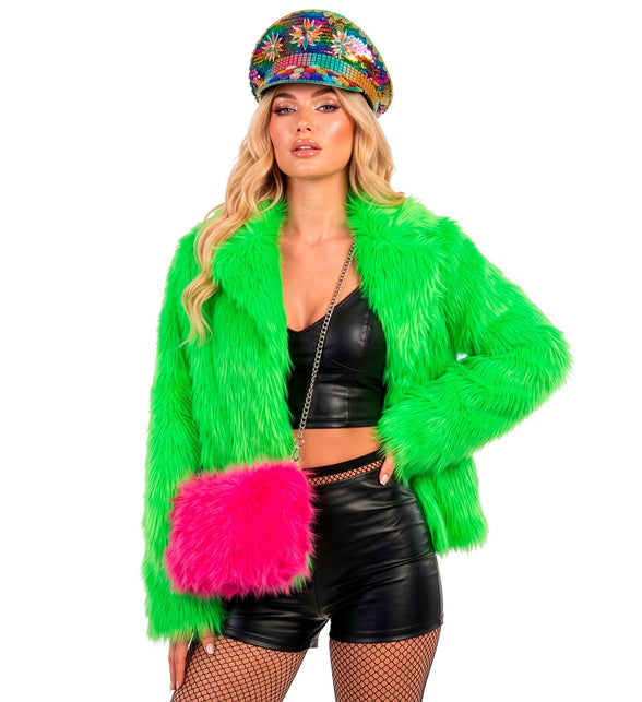 Handtas neon roze pluche aan lange ketting op de heup gedragen door dame