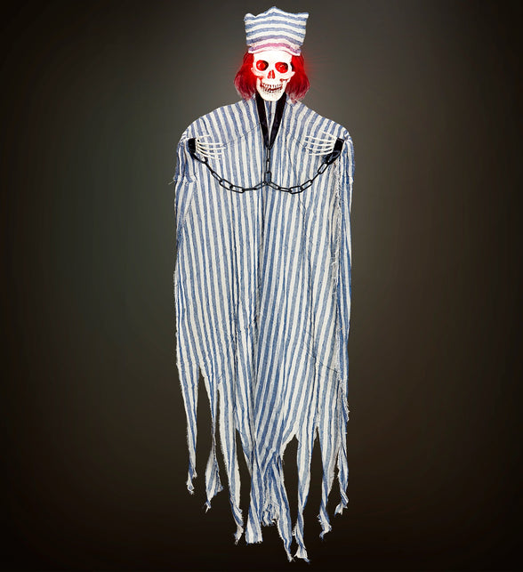 Hangende gevangene decoratie met gerafeld gestreept gewaad en gevangenispet voor Halloween