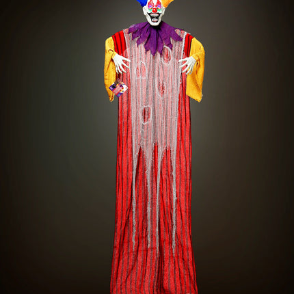 Hangende horrorclown decoratie met gerafelde rode mantel en witte gazen slierten op donkere achtergrond