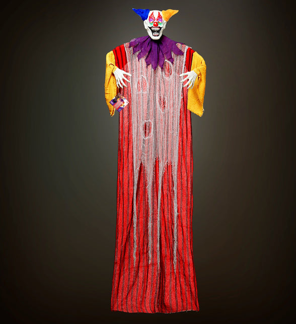 Hangende horrorclown decoratie met gerafelde rode mantel en witte gazen slierten op donkere achtergrond
