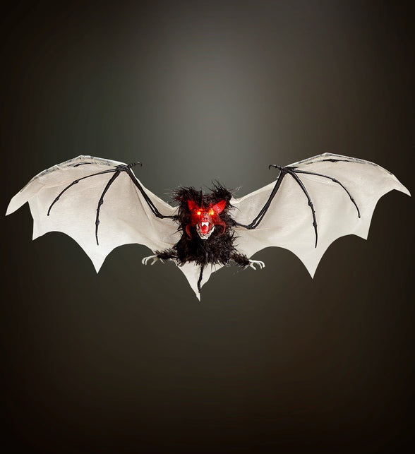 Harige vleermuis decoratie met wijd gespreide vleugels, hangend voor een donkere halloweenachtergrond
