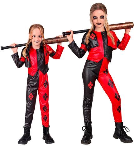 Harlekijn kostuum Saartje in rood en zwart met ruitjesprint, gedragen door kind en tiener op Halloween