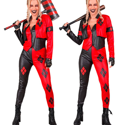 Harlekijn kostuum Sara gedragen met zwarte veterboots en vlechten op een horrorthemafeest