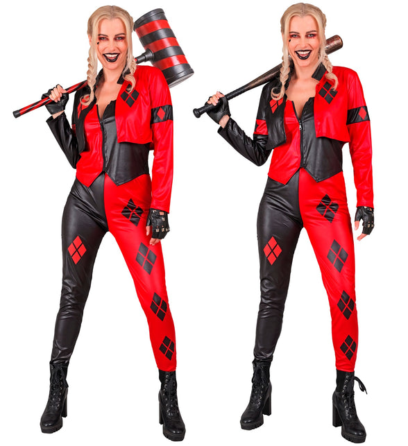 Harlekijn kostuum Sara gedragen met zwarte veterboots en vlechten op een horrorthemafeest