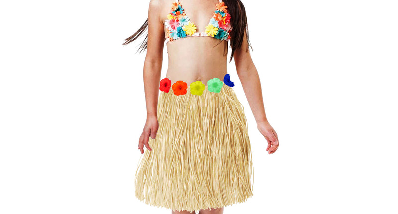Hawaii rokje van naturel raffia met rij gekleurde bloemen op de taille, gedragen door een meisje