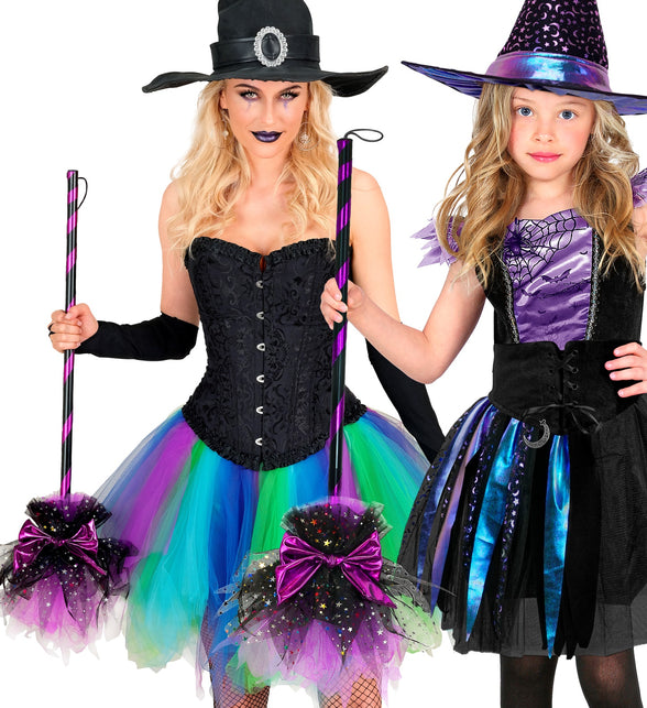 Heksenbezem paars gedragen door dame en meisje in heksenoutfit tijdens Halloween