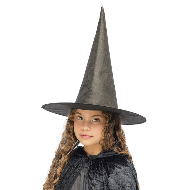 Heksenhoed kind Ursula met hoge punt en brede rand, gedragen door een meisje met krullen op Halloween