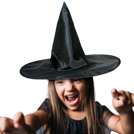 Heksenhoed voor kind, zwarte puntige hoed met brede rand, gedragen door een meisje voor Halloween