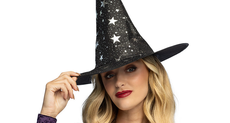Heksenhoed Sylvara zwart met zilveren sterren, gedragen door een vrouw voor Halloween