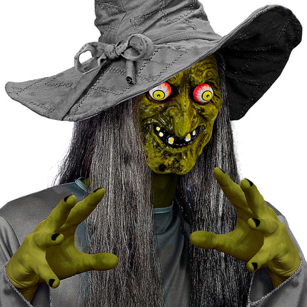 Heksenmasker Sara gedragen met puntige heksenhoed en lang grijs haar voor Halloween