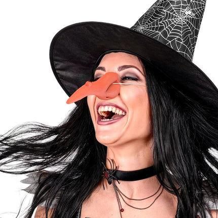 Heksenneus met wrat Gretha bij een zwarte punthoed met spinnenwebprint voor Halloween